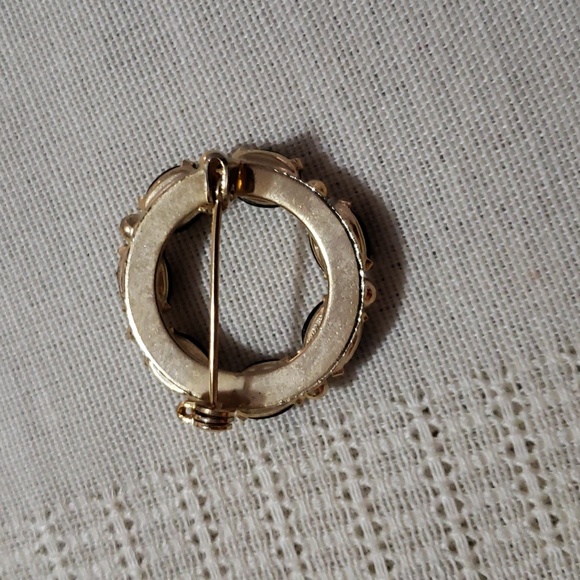 Vintage Goldtone Circular Brooch with black beads - Picture 2 of 3